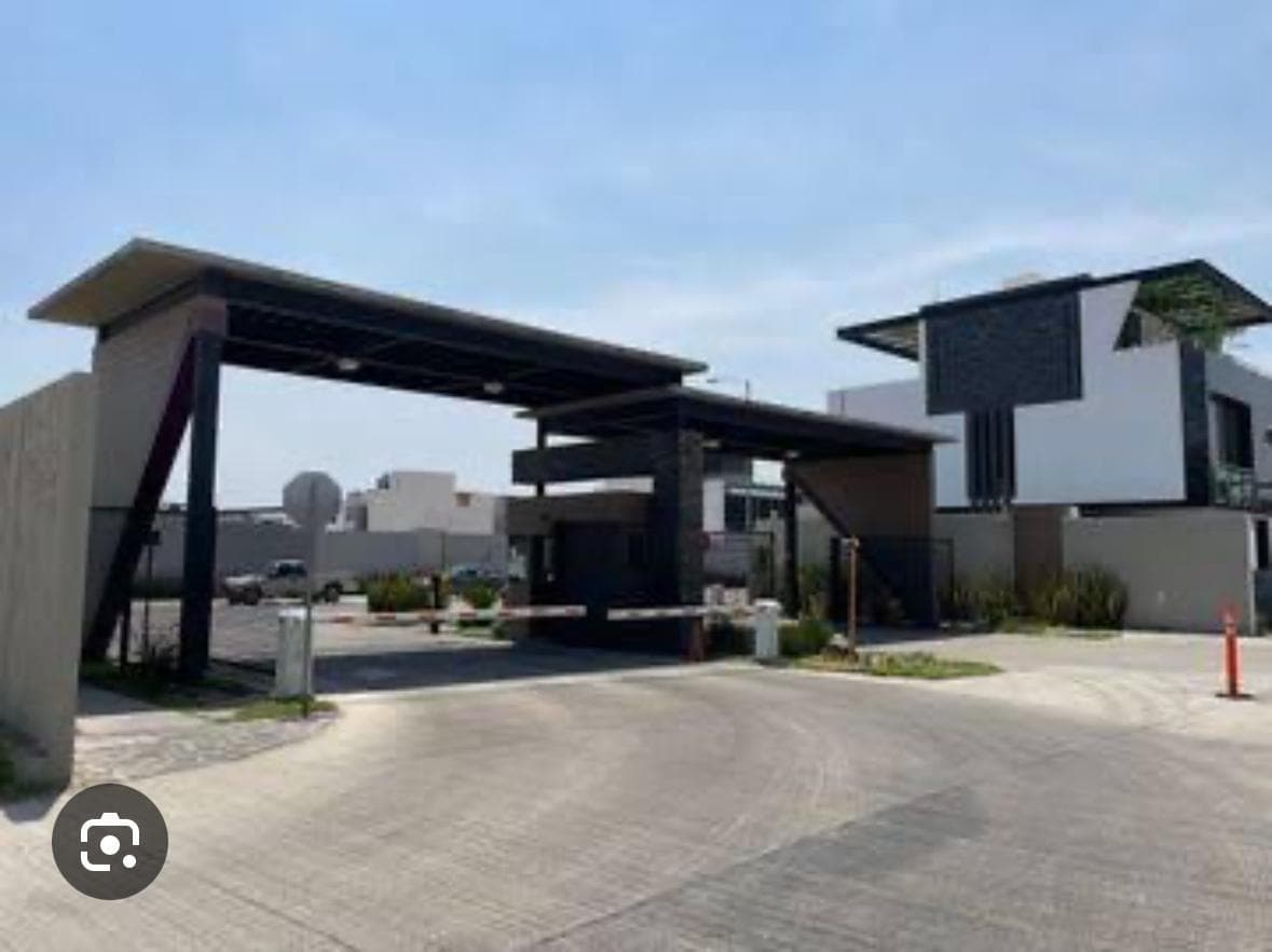 House in the Valle Imperial Subdivision, Coto Cerezo 34.