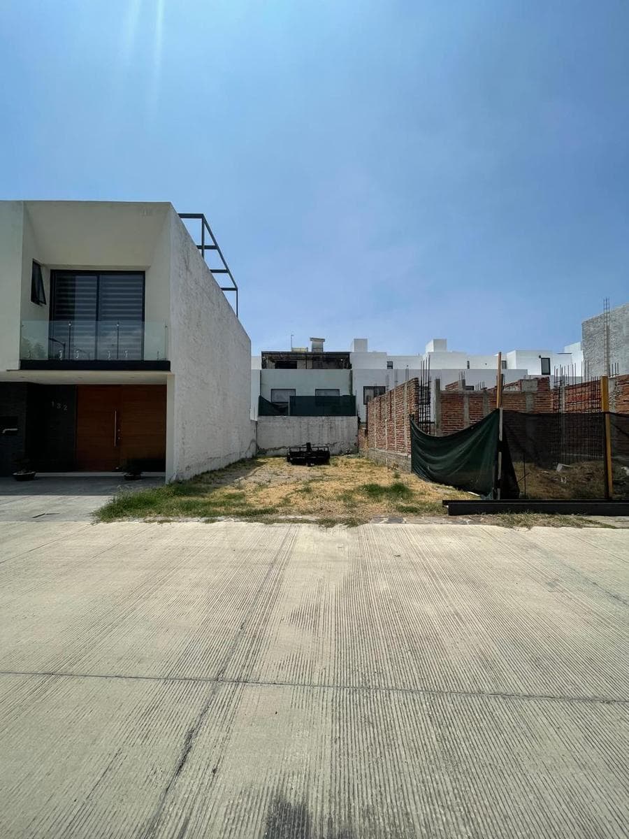 House in the Valle Imperial Subdivision, Coto Cerezo 34.