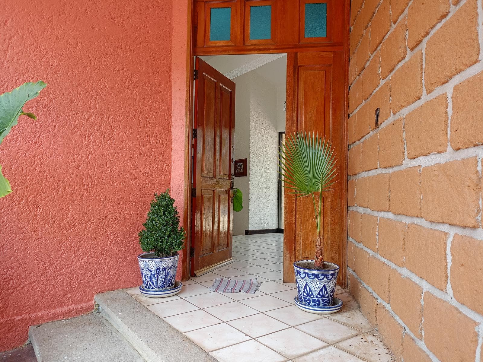 A single-story home in an exclusive neighborhood in Morelos, in the northern part of Cuernavaca, with a cool climate and plenty of trees.