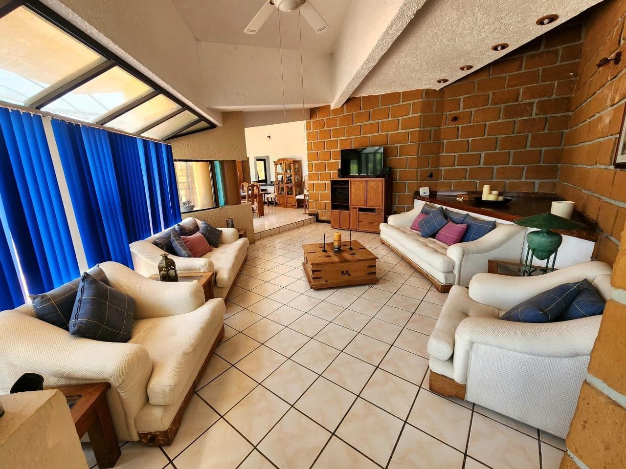 A single-story home in an exclusive neighborhood in Morelos, in the northern part of Cuernavaca, with a cool climate and plenty of trees.