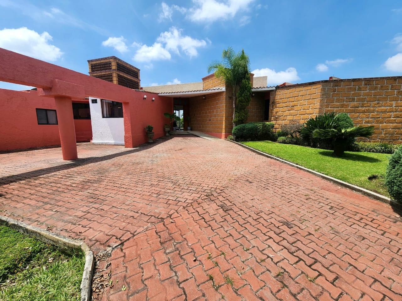 A single-story home in an exclusive neighborhood in Morelos, in the northern part of Cuernavaca, with a cool climate and plenty of trees.