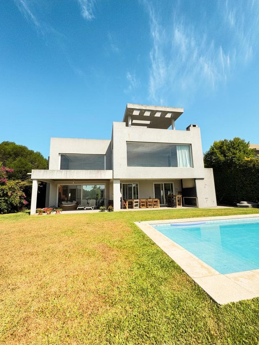 House for Sale Near the Lagoon, San Isidro Labrador, Villanueva