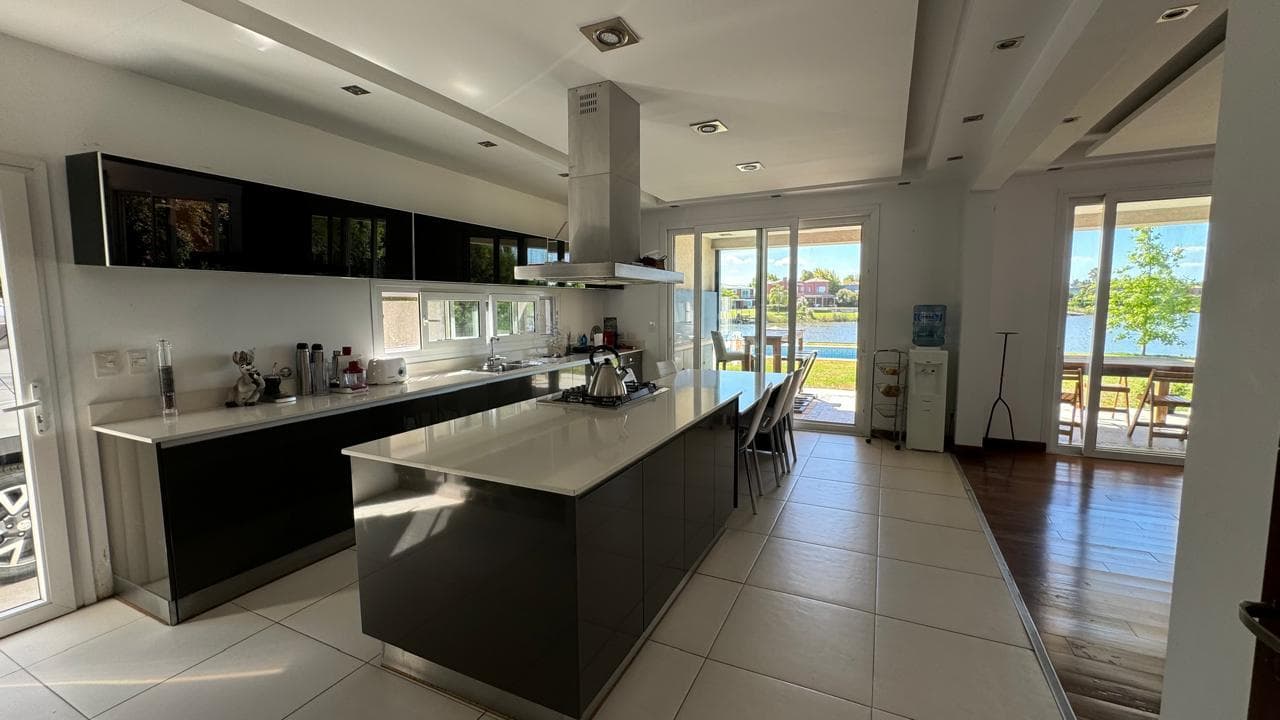 House for Sale Near the Lagoon, San Isidro Labrador, Villanueva
