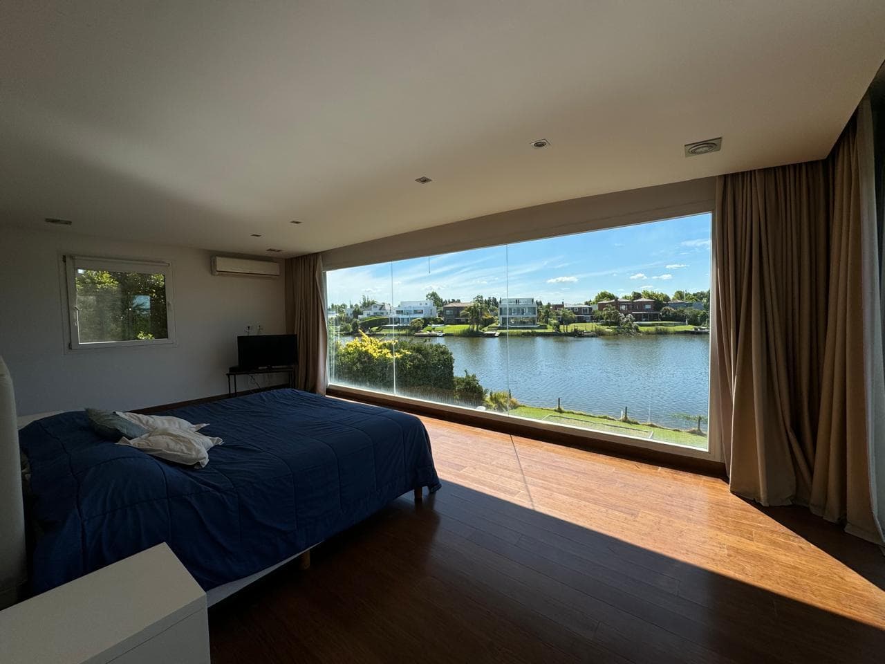 House for Sale Near the Lagoon, San Isidro Labrador, Villanueva