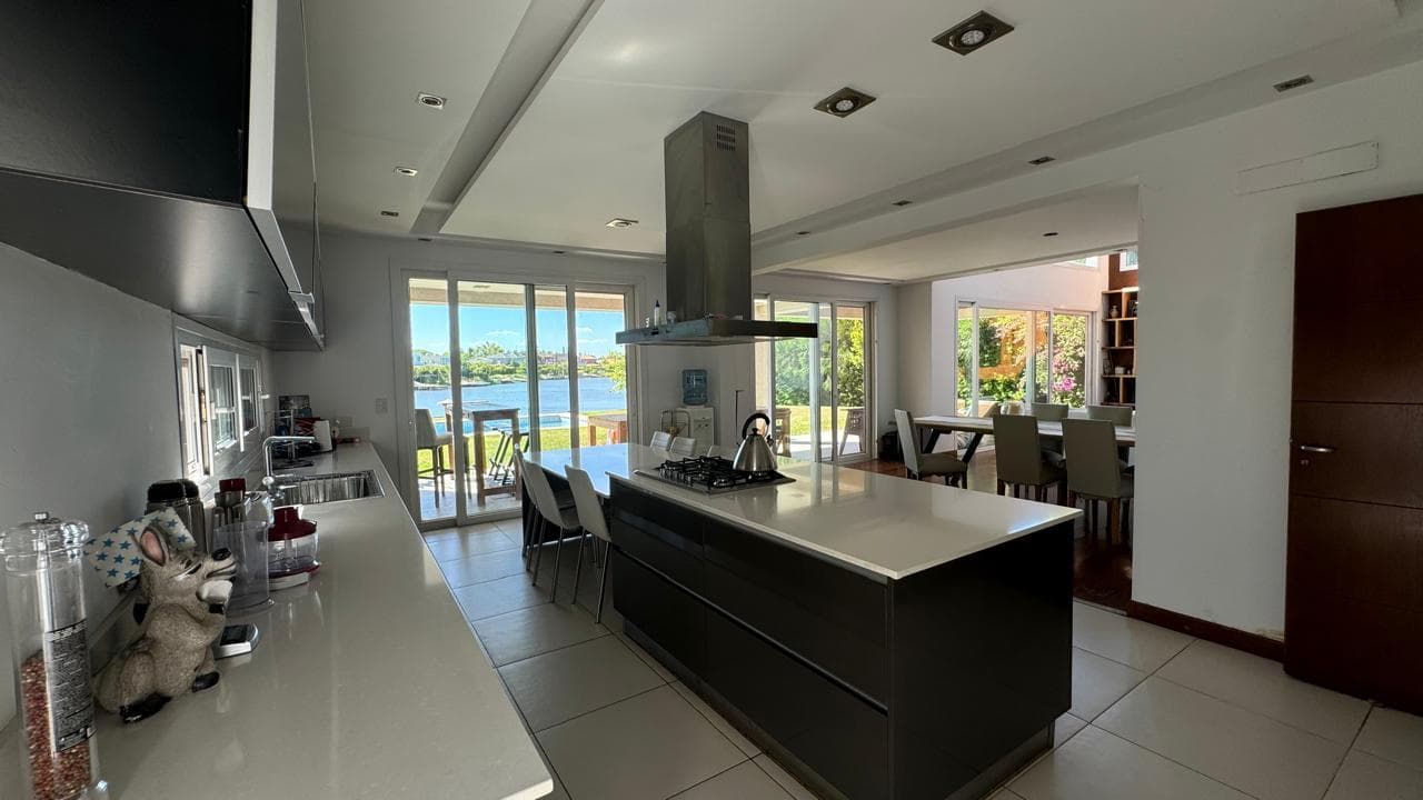 House for Sale Near the Lagoon, San Isidro Labrador, Villanueva