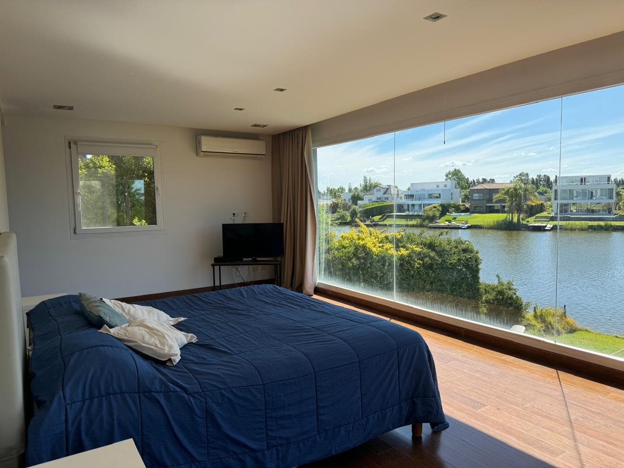 House for Sale Near the Lagoon, San Isidro Labrador, Villanueva