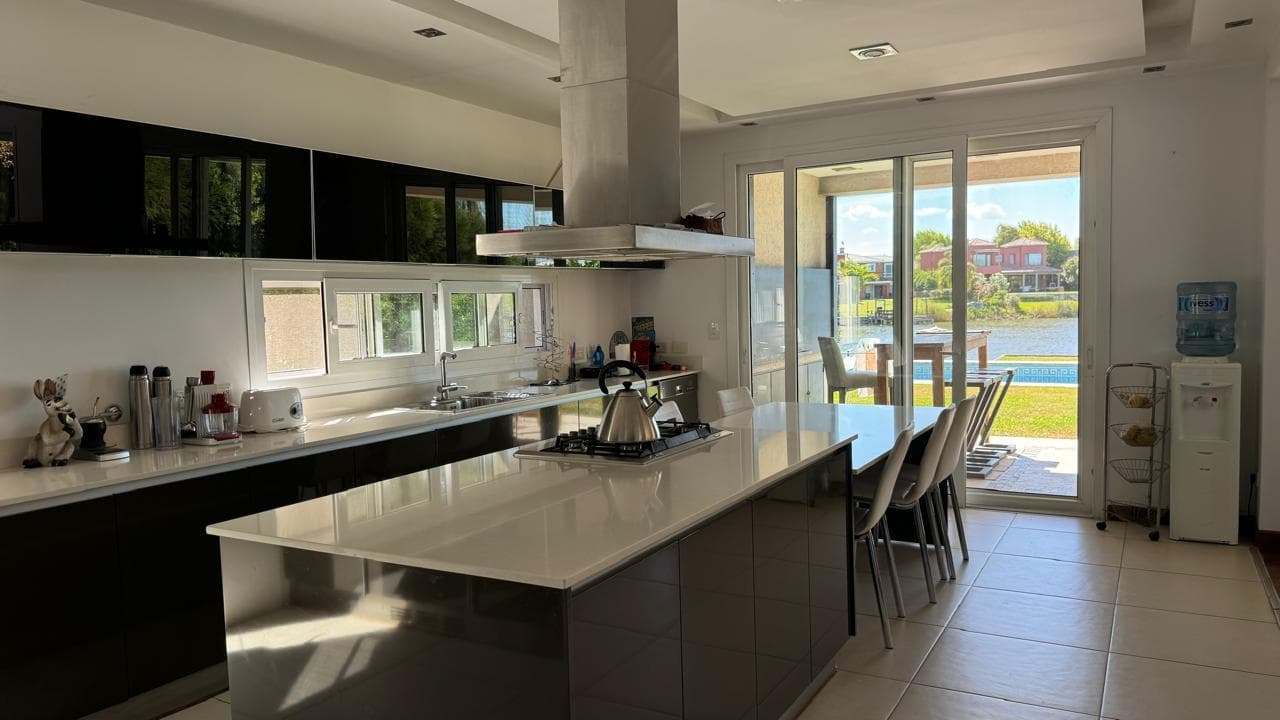 House for Sale Near the Lagoon, San Isidro Labrador, Villanueva