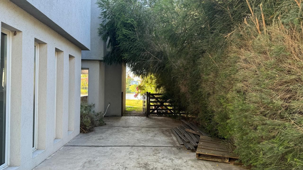 House for Sale Near the Lagoon, San Isidro Labrador, Villanueva