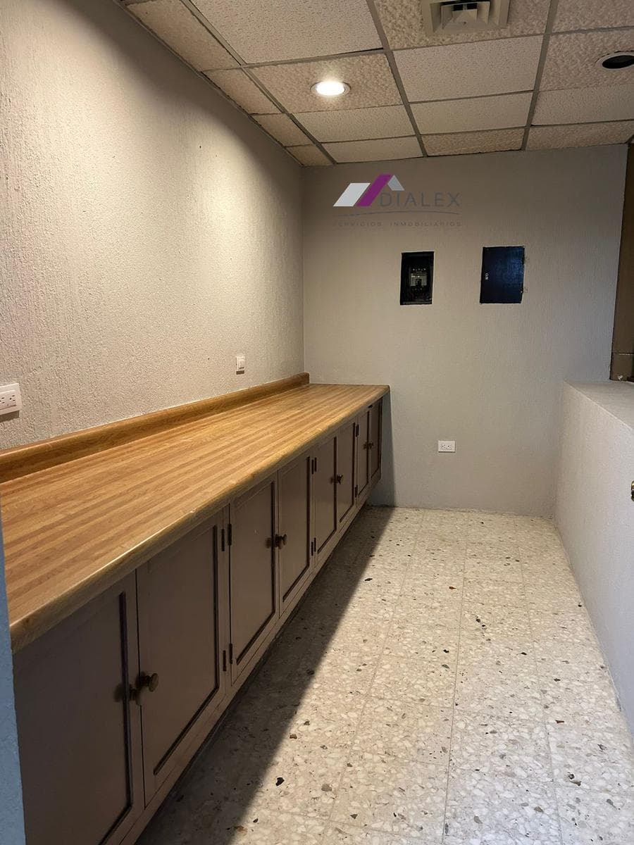 300 M2 OFFICE SPACE FOR RENT on Av. Revolución, Col. Jardines del Contry, in Monterrey, Nuevo León.