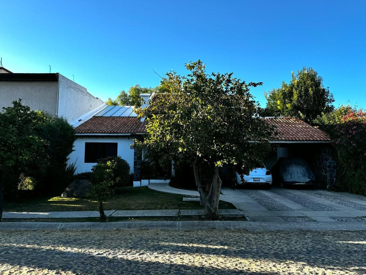 Casa en San Carlos Residencial con 4 recámaras con baño, 3 de ellas en P.B.