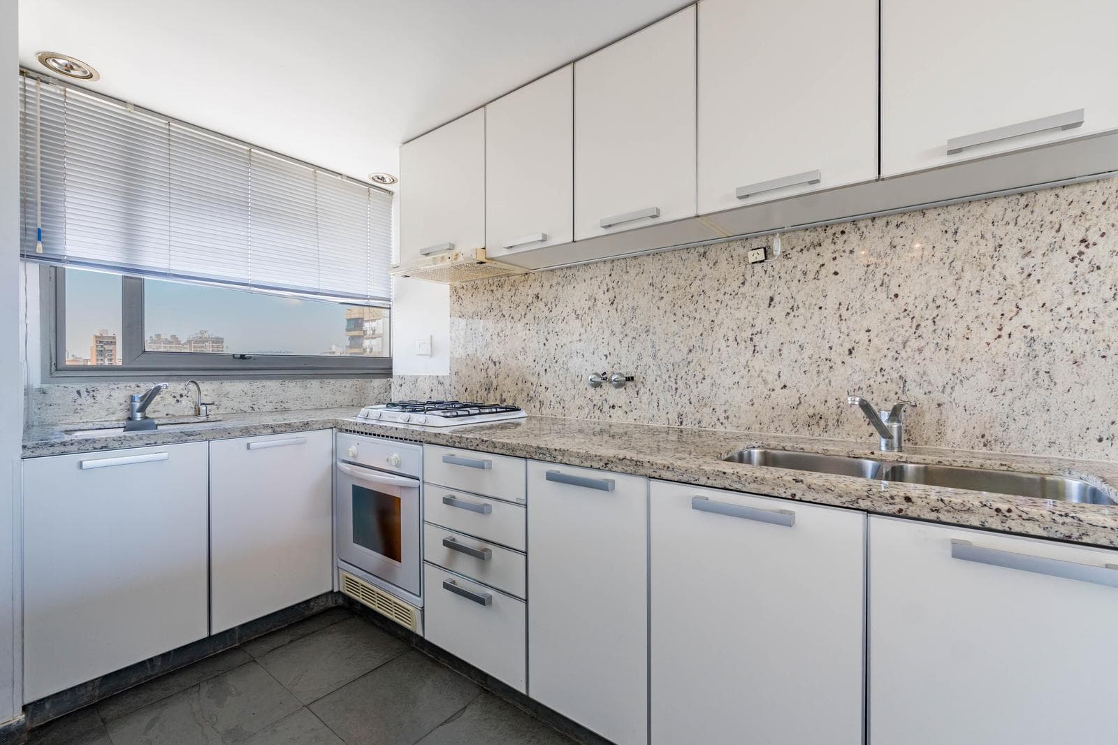 FOR SALE - 3-bedroom apartment with amenities and a garage. Pichincha, Rosario.