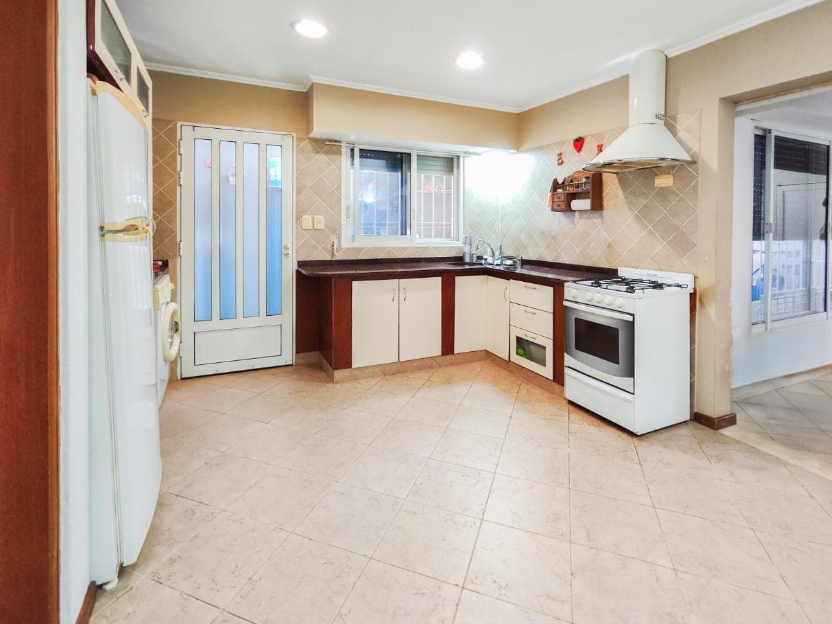 FOR SALE—3-bedroom house with a garage, yard, and pool. Granadero Baigorria.