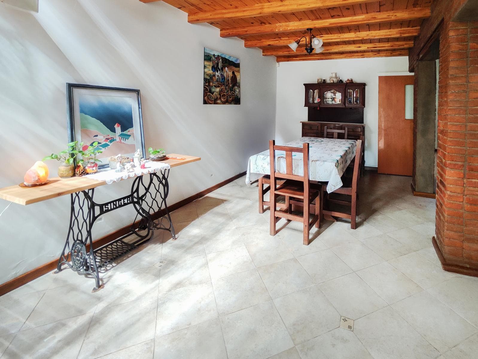 FOR SALE—3-bedroom house with a garage, yard, and pool. Granadero Baigorria.
