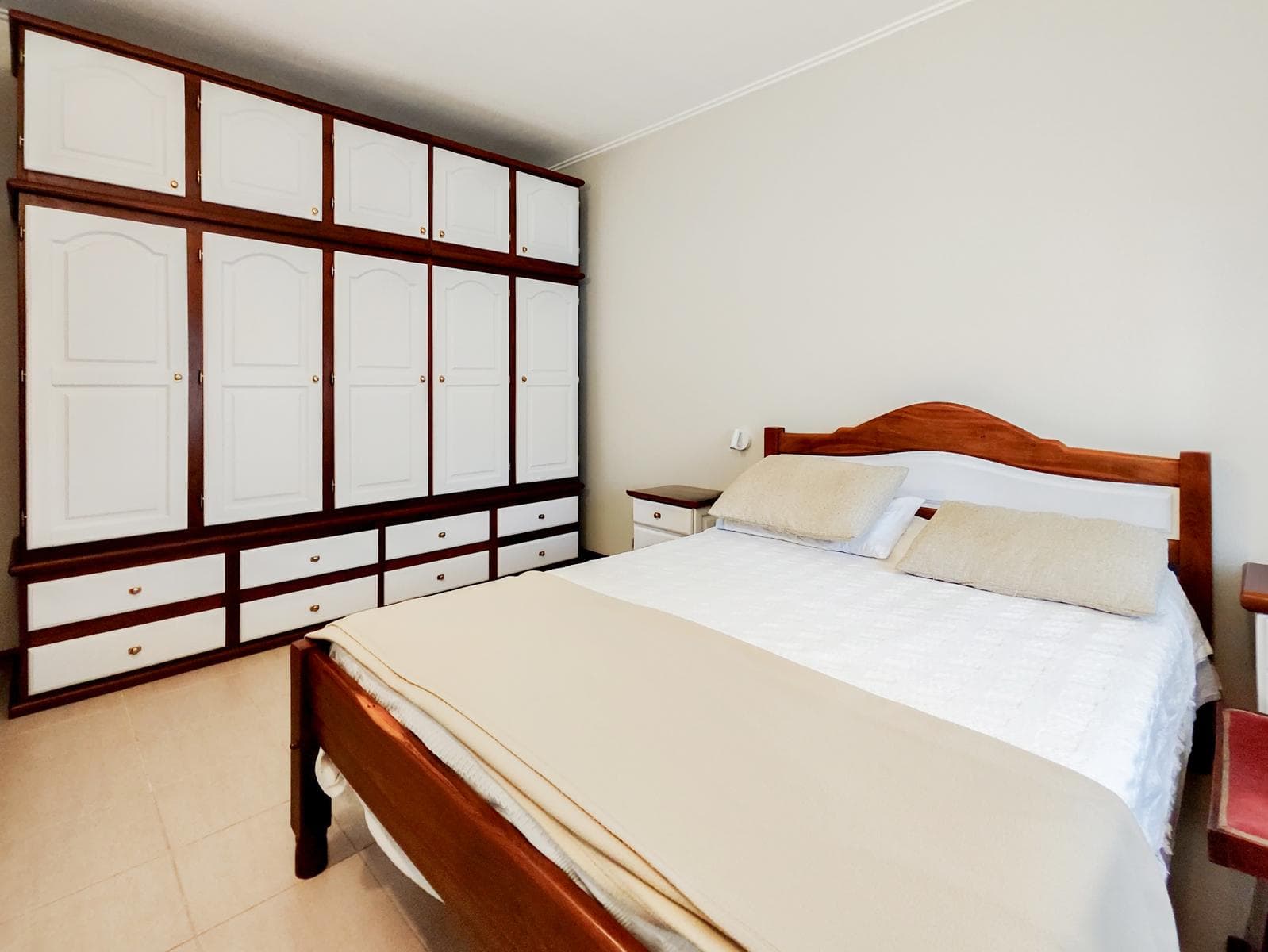 FOR SALE—3-bedroom house with a garage, yard, and pool. Granadero Baigorria.