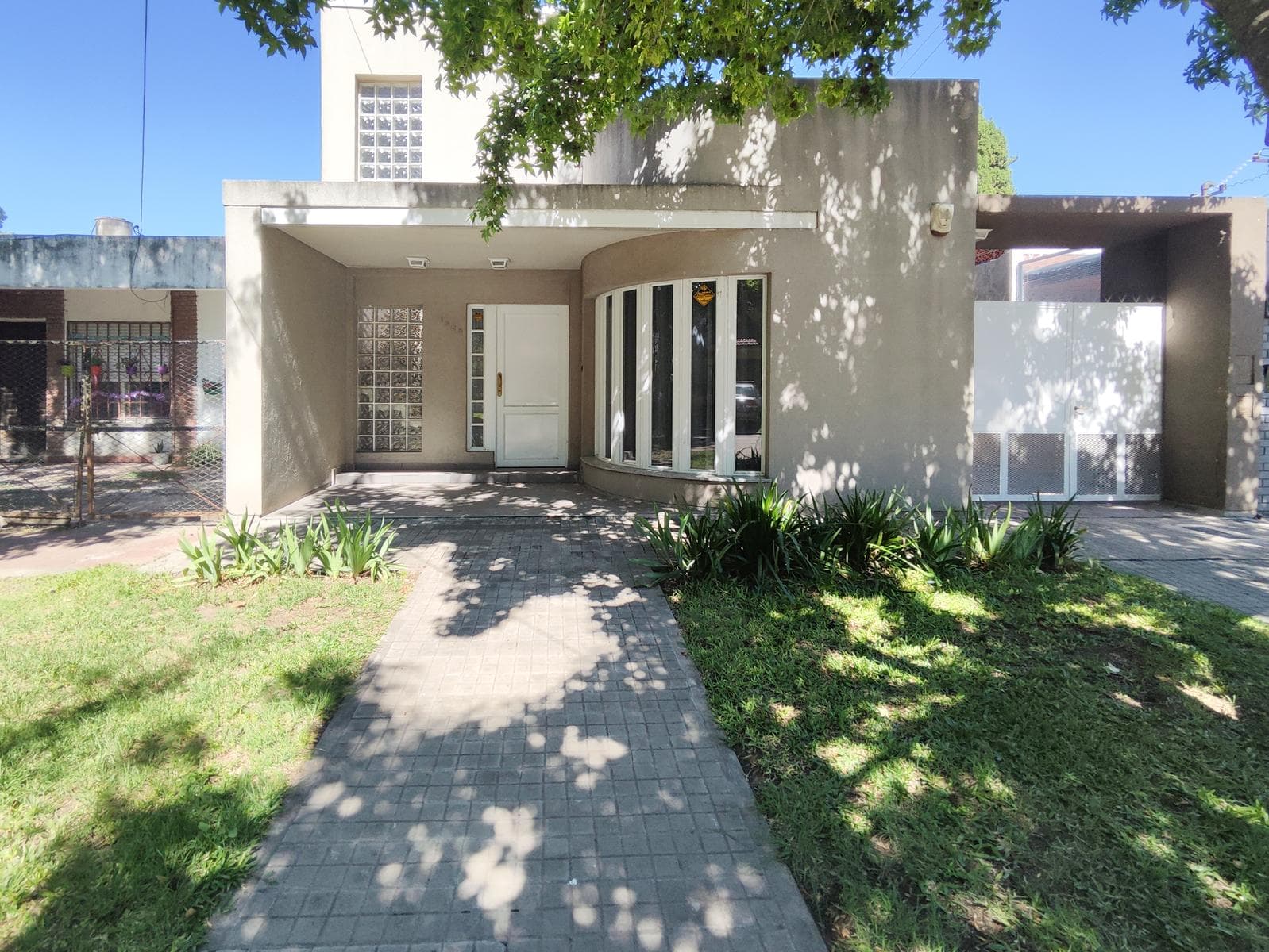 FOR SALE—3-bedroom house with a garage, yard, and pool. Granadero Baigorria.