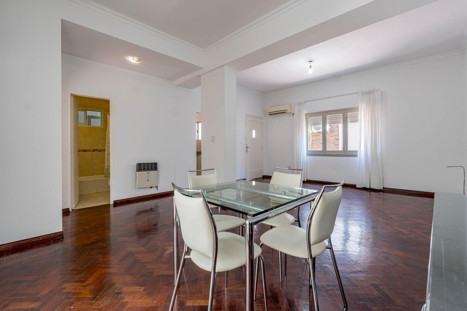 FOR SALE - 3-bedroom row house with a patio and balcony. Downtown, Rosario.