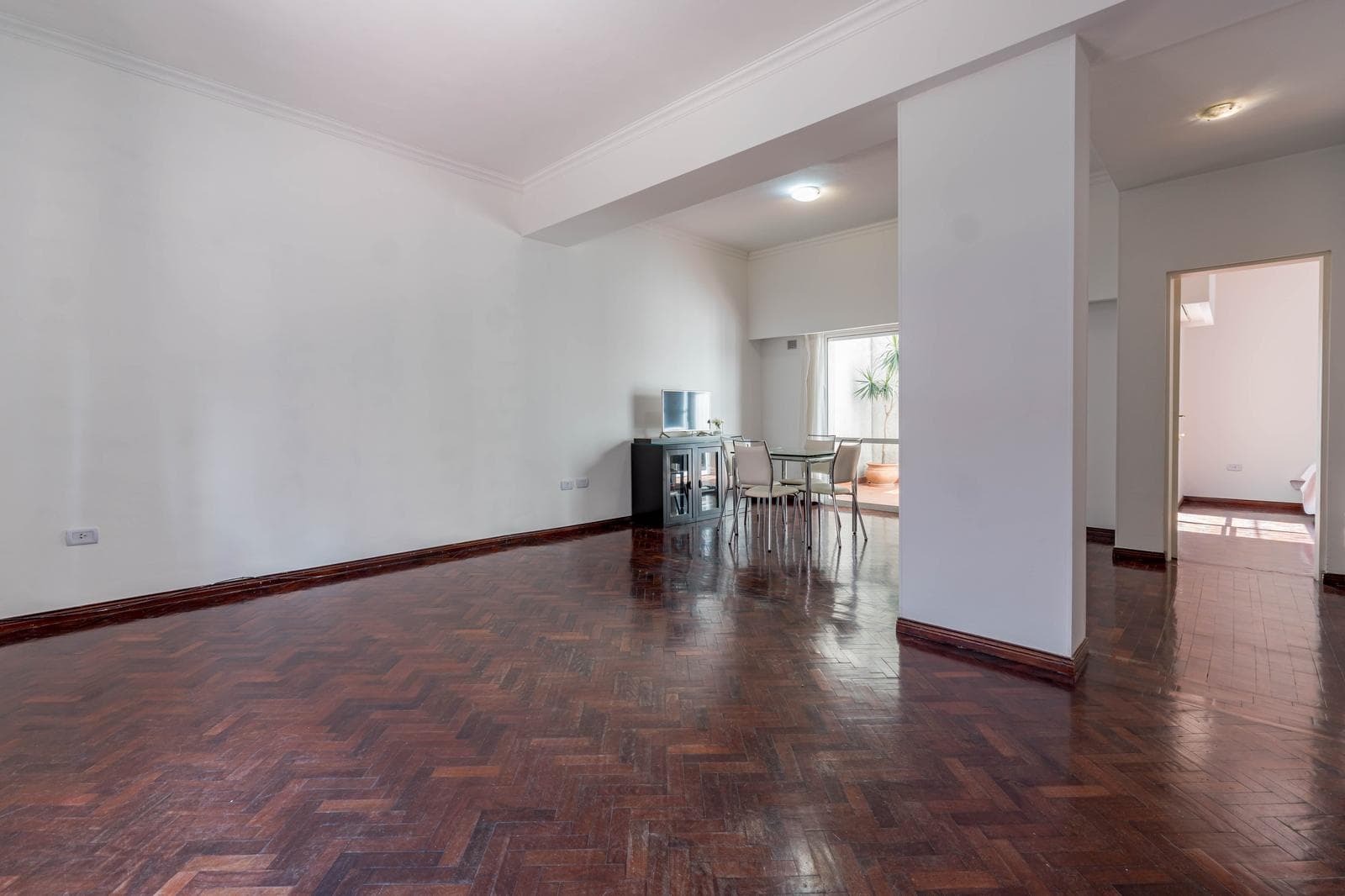 FOR SALE - 3-bedroom row house with a patio and balcony. Downtown, Rosario.