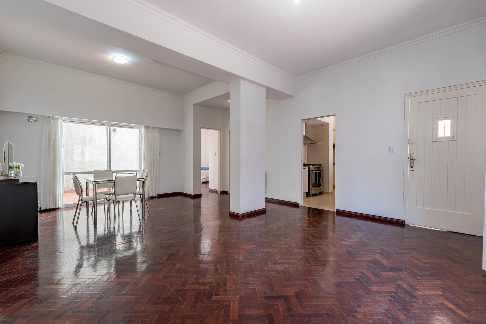 FOR SALE - 3-bedroom row house with a patio and balcony. Downtown, Rosario.