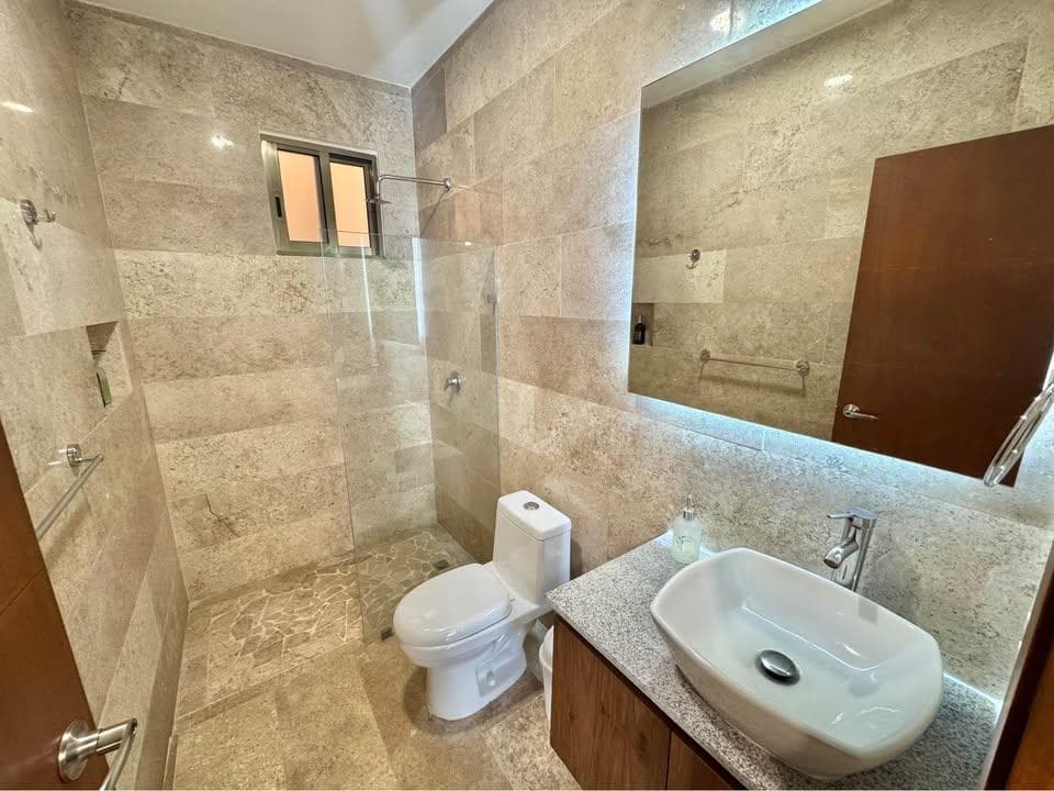 STUDIO FOR RENT ONE BLOCK FROM FIFTH AVENUE (ROOF WITH OCEAN VIEW)