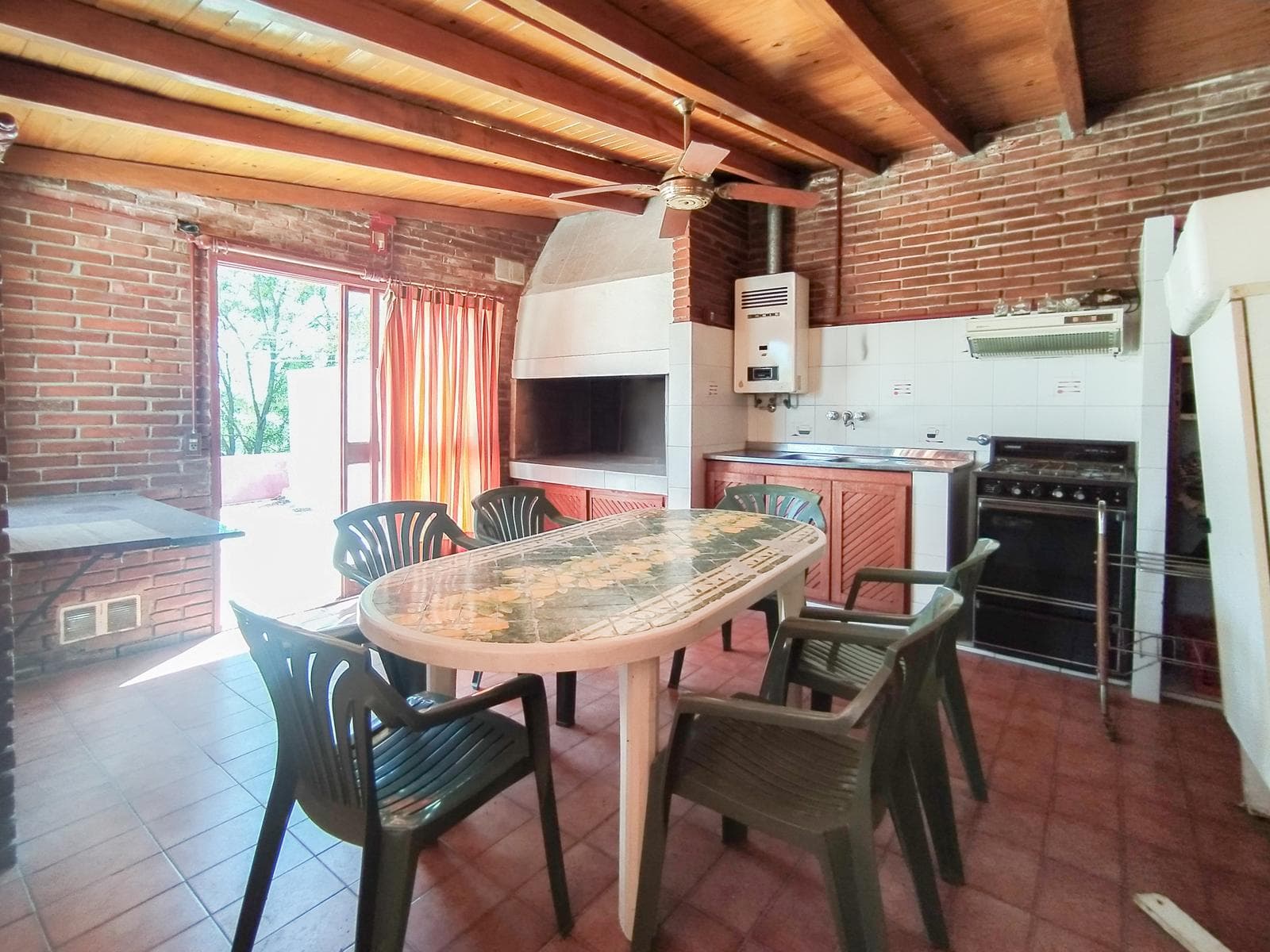 FOR SALE/EXCHANGE - 3-bedroom house with a garage, barbecue area, and commercial space. Alvear, Rosario.