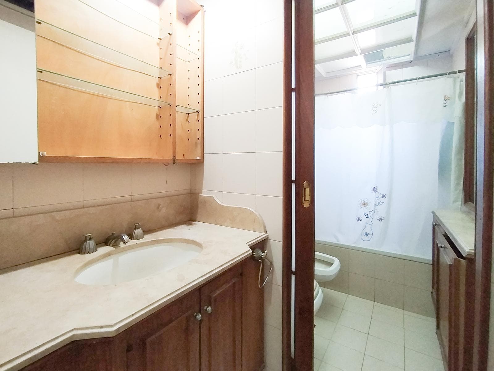 FOR SALE/EXCHANGE - 3-bedroom house with a garage, barbecue area, and commercial space. Alvear, Rosario.