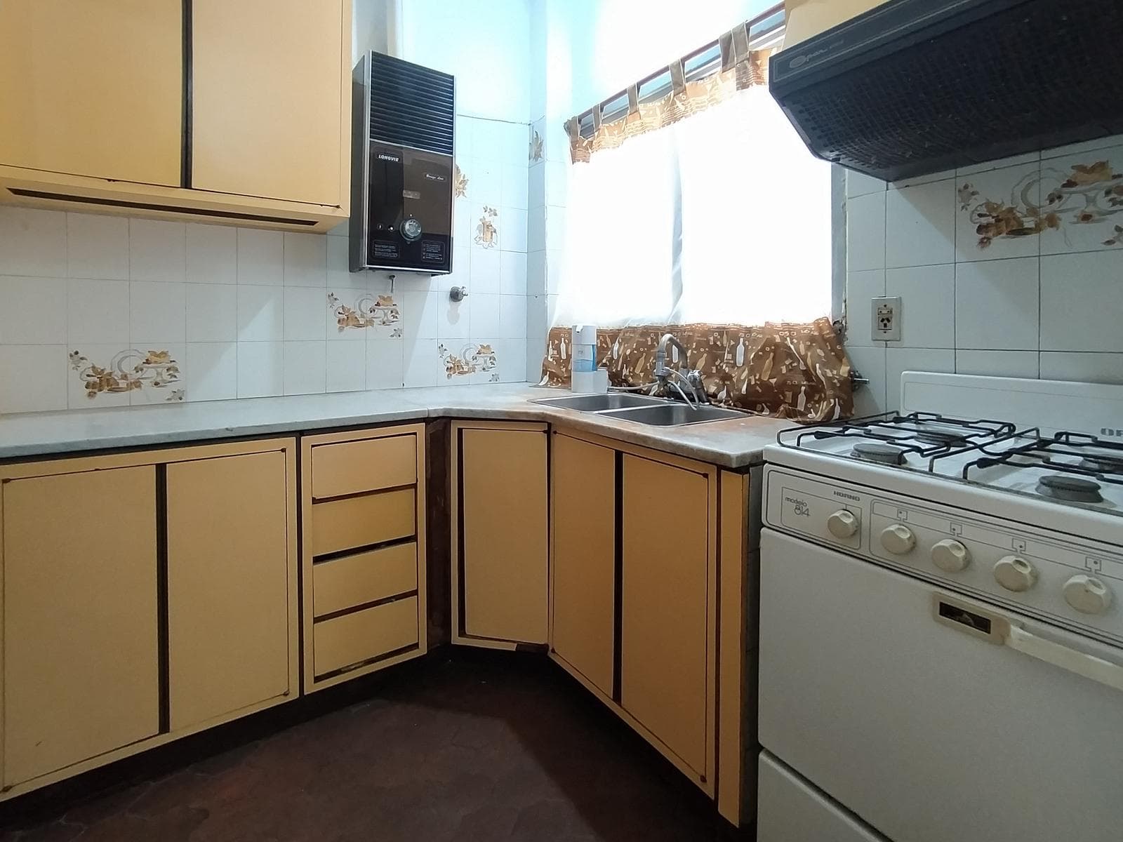 FOR SALE/EXCHANGE - 3-bedroom house with a garage, barbecue area, and commercial space. Alvear, Rosario.