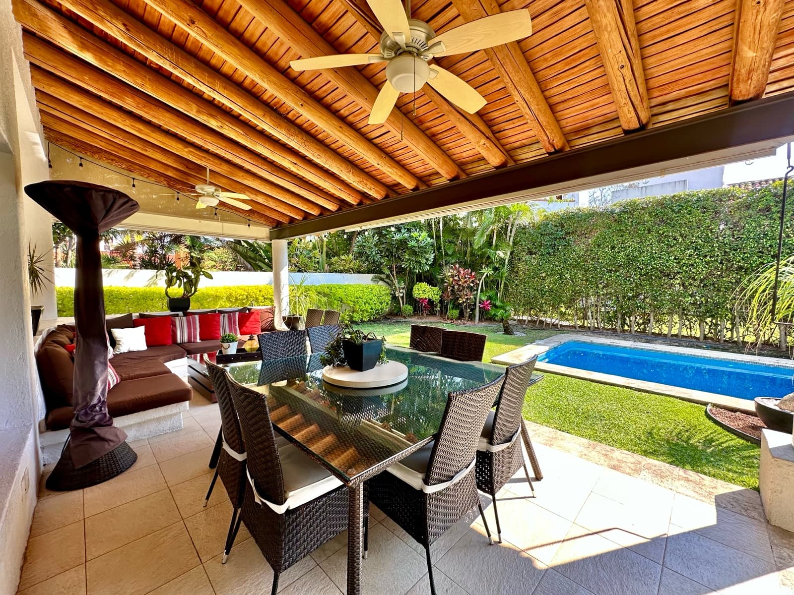 Spectacular garden and pool; the property is in excellent condition