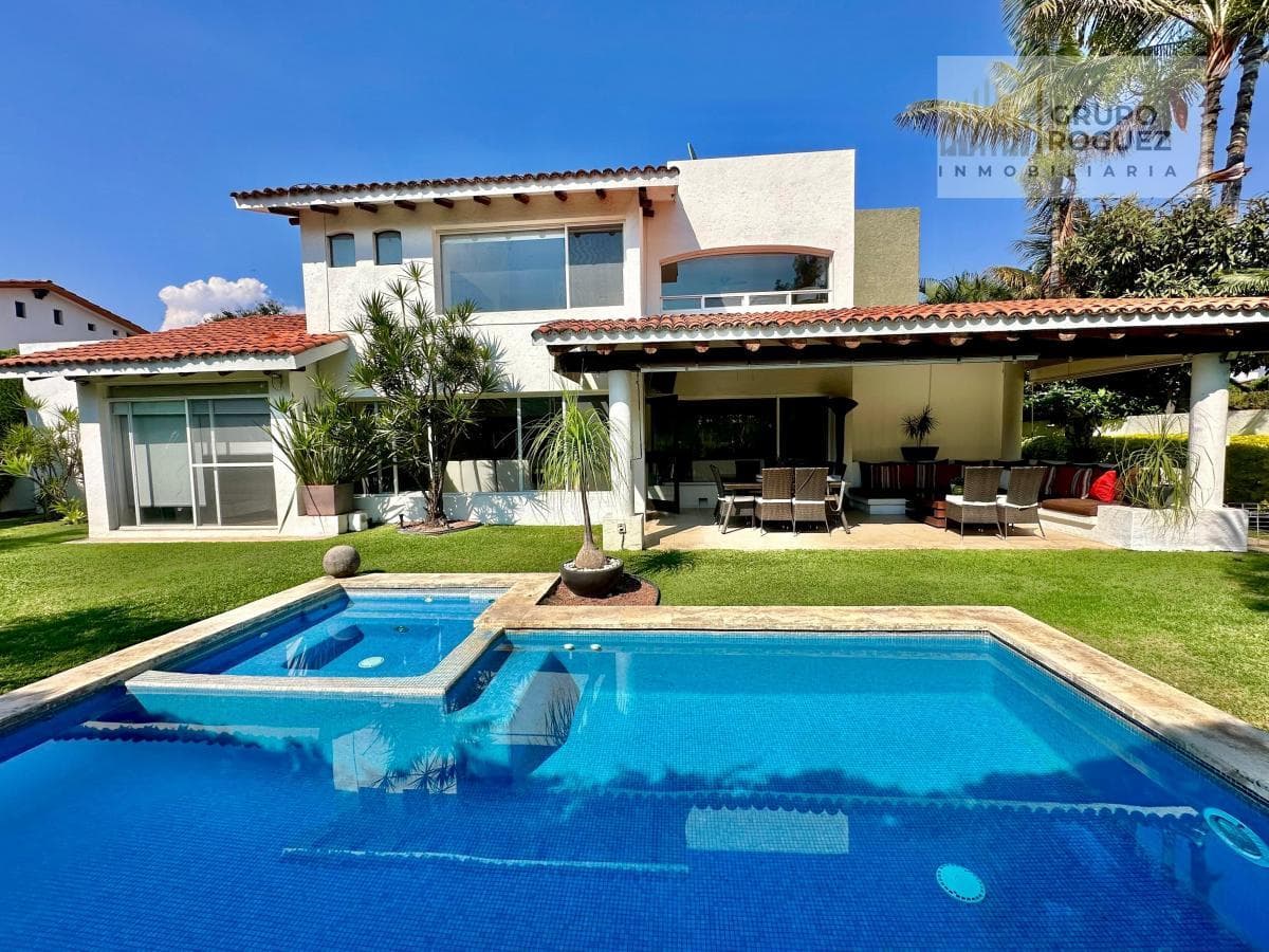 Spectacular garden and pool; the property is in excellent condition