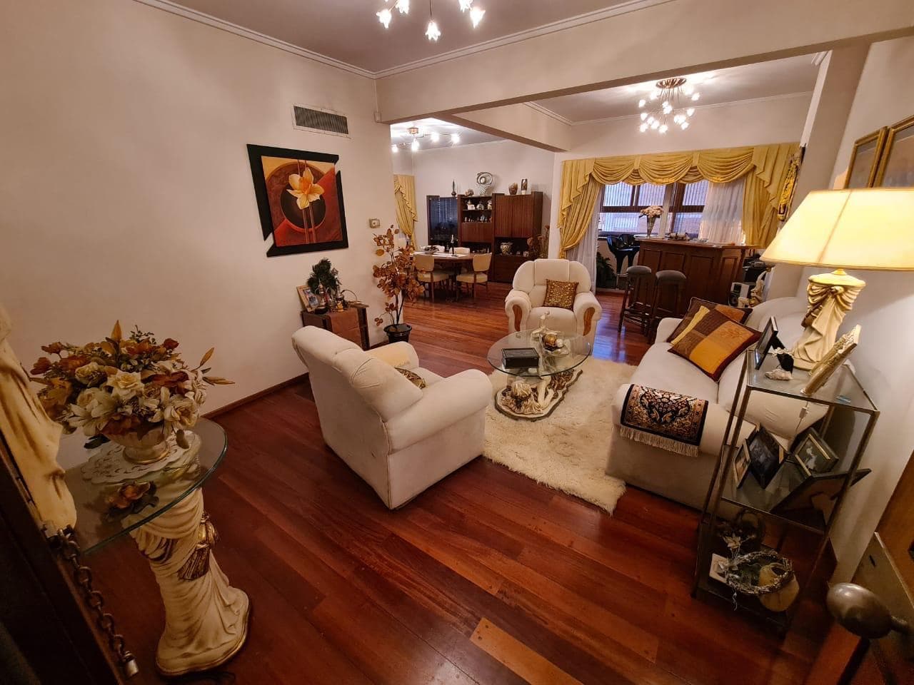 SPACIOUS 5-ROOM APARTMENT FOR SALE WITH GARAGE AND STORAGE ROOM IN DOWNTOWN QUILMES
