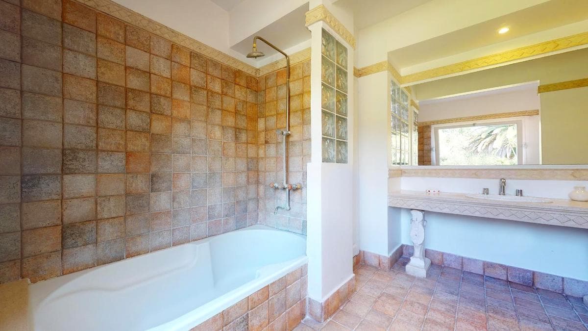 House for sale in Gonnet: 485 between 20th and 21st. Lot size: 30 x 60. 370 m² of floor space. Excellent condition. Pool