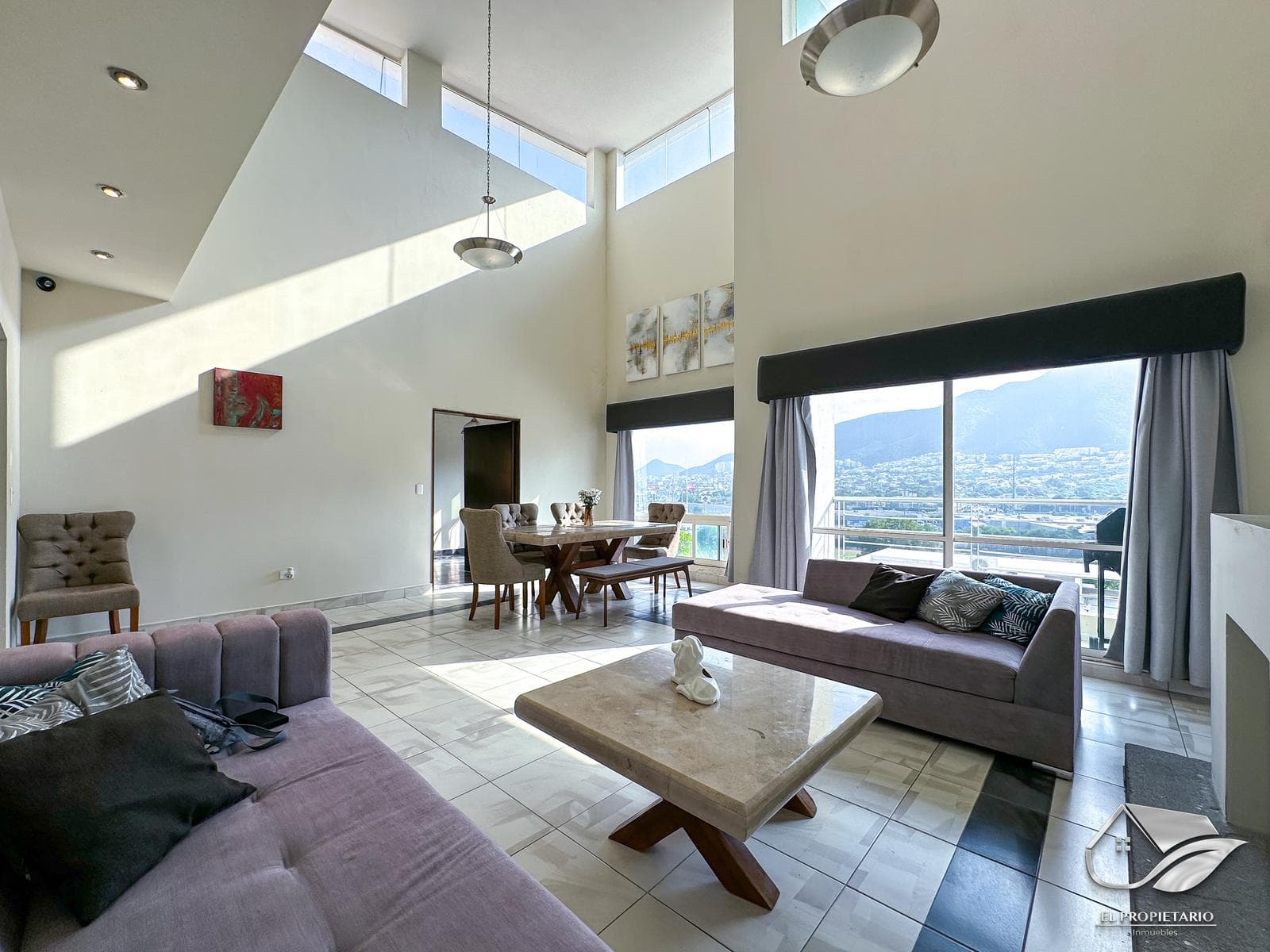 Casa en VENTA en Col. Privada de 4 niveles con vista a la ciudad // Zona Sur