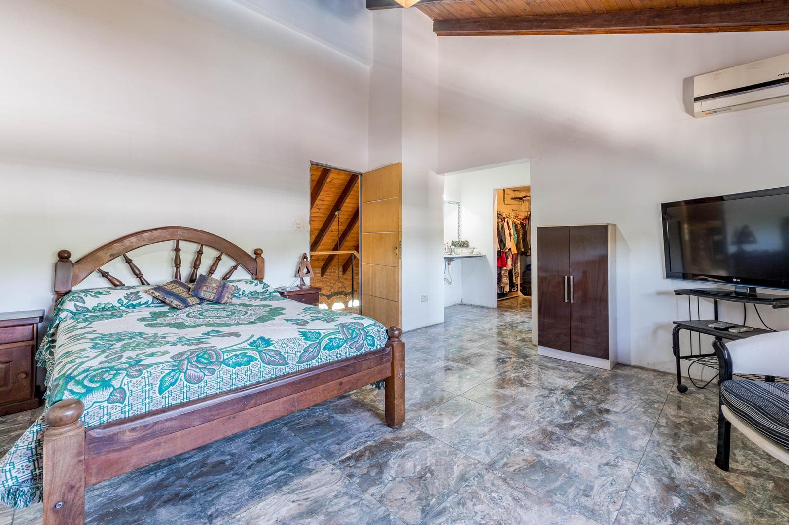 FOR SALE/TRADE - 3-bedroom house with a patio, barbecue area, and shed. Tiro Suizo, Rosario.