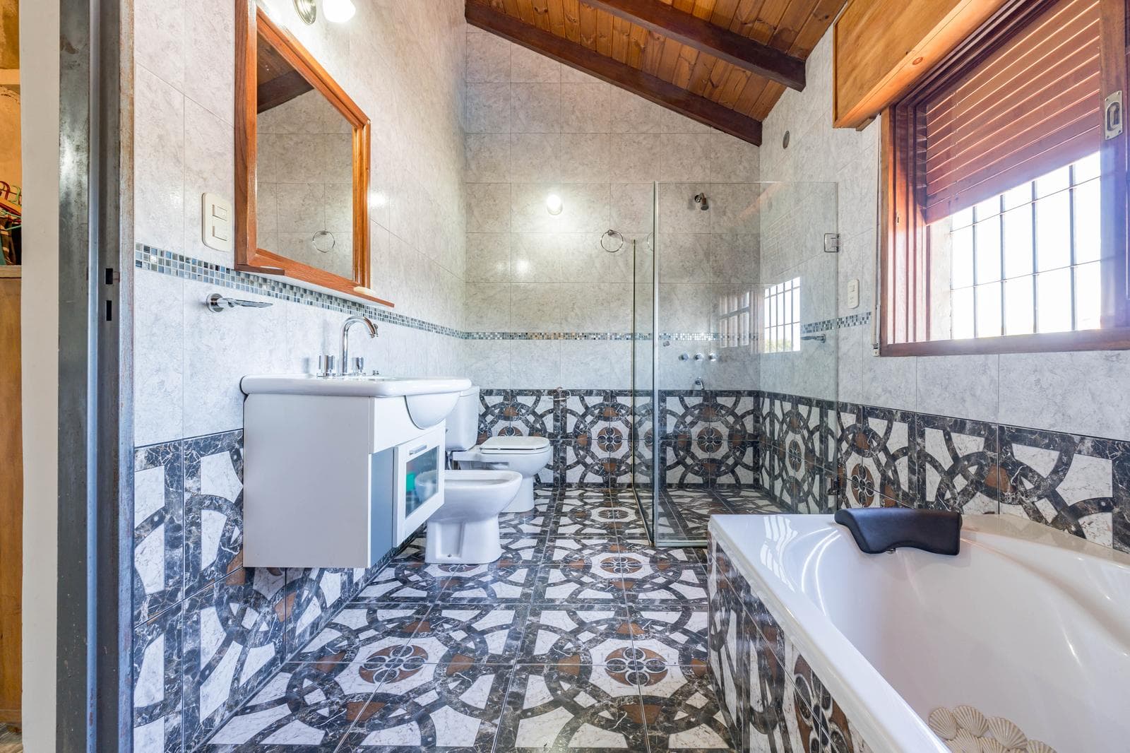 FOR SALE/TRADE - 3-bedroom house with a patio, barbecue area, and shed. Tiro Suizo, Rosario.