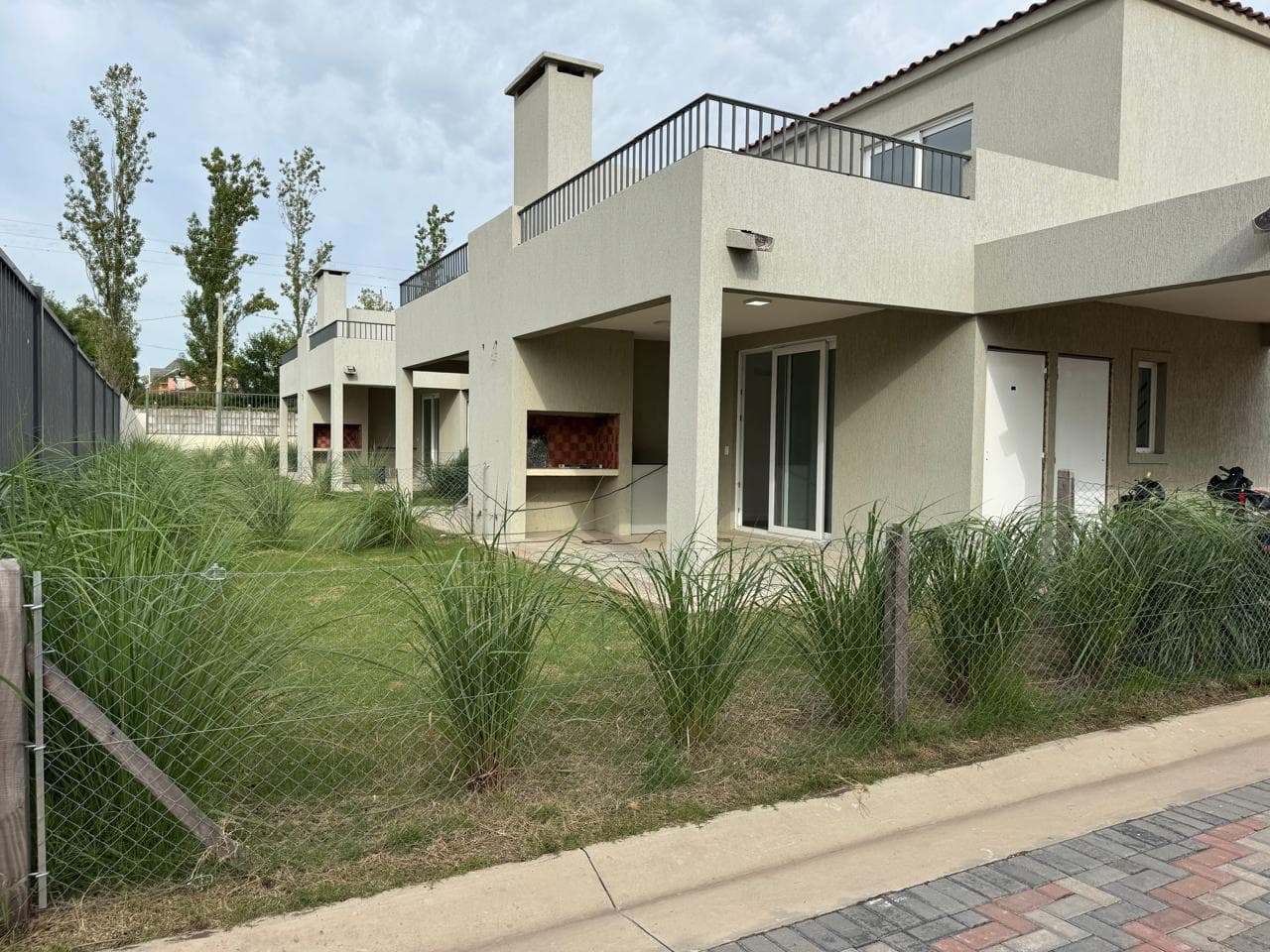3-Bedroom House in Pilar with a Garden and Amenities