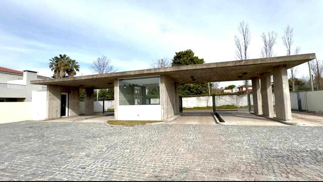 4-Bedroom House in Pilar with a Garden and Amenities