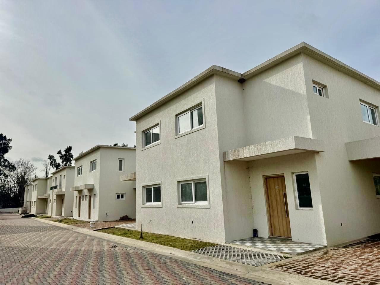 4-Bedroom House in Pilar with a Garden and Amenities
