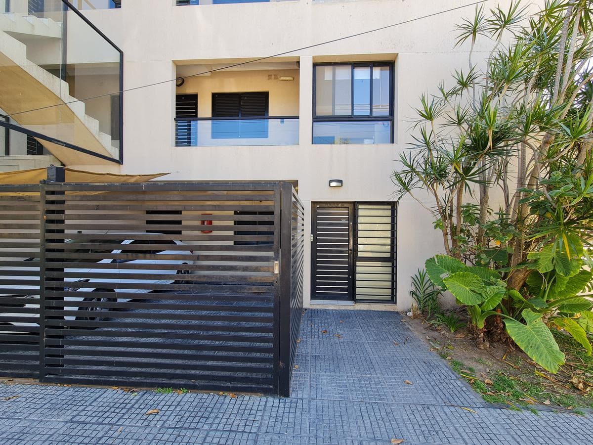 Planta Baja con Entrada Exclusiva, Estar Comedor Muy Luminoso, 2 Dorm con Placares, Patio y Cochera