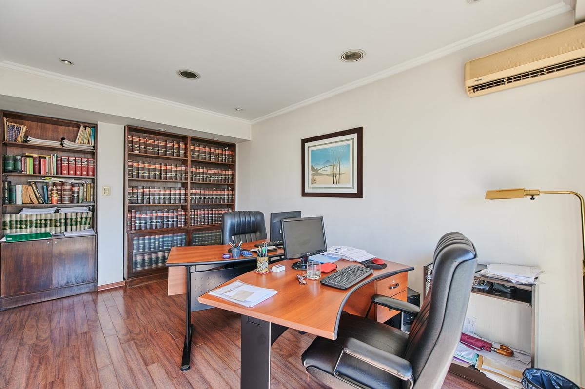 Upper-Floor Apartment for Sale on the Main Street on Callao Avenue – For Commercial or Residential Use