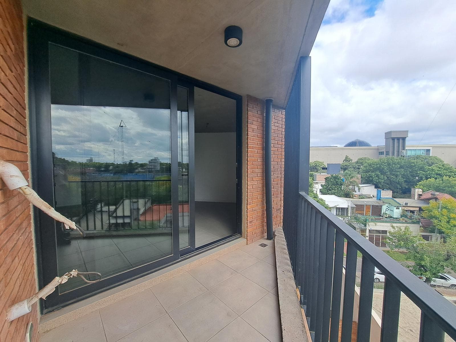 FINANCIACIÓN. Departamento un dormitorio con balcón y amenities. Alberdi, Rosario.