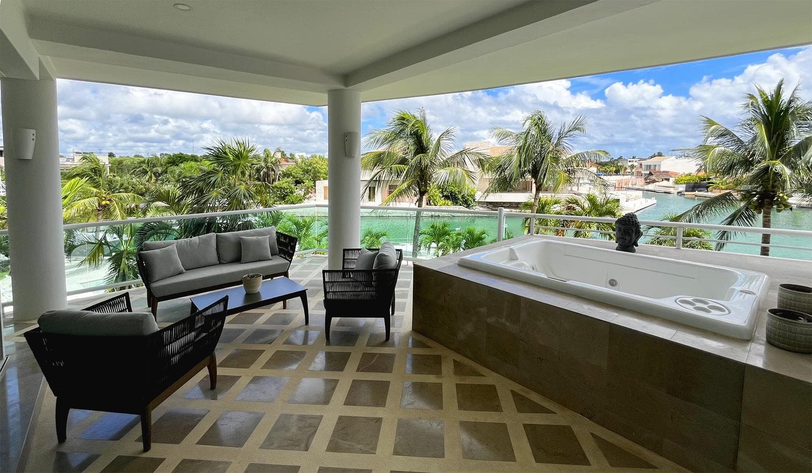 GRAN PENINSULA - 2-Bedroom Condo with Spacious Terrace, Private Jacuzzi, and Access to the Marina in Puerto Aventuras