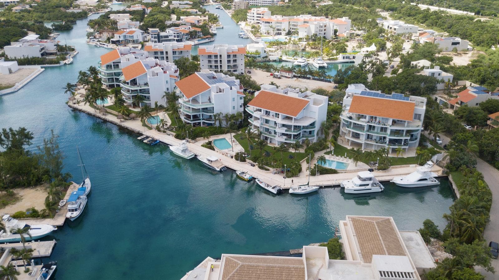 GRAN PENINSULA - 2-Bedroom Condo with Spacious Terrace, Private Jacuzzi, and Access to the Marina in Puerto Aventuras