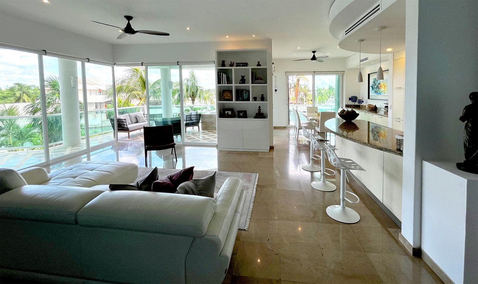 GRAN PENINSULA - 2-Bedroom Condo with Spacious Terrace, Private Jacuzzi, and Access to the Marina in Puerto Aventuras
