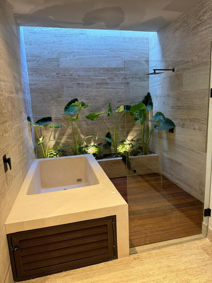 HOUSE FOR SALE IN CANCUN ON VIA CUMBRES
