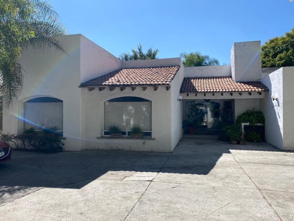 BEAUTIFUL ONE-STORY HOME FOR SALE IN THE JURICA RESIDENTIAL COMPLEX