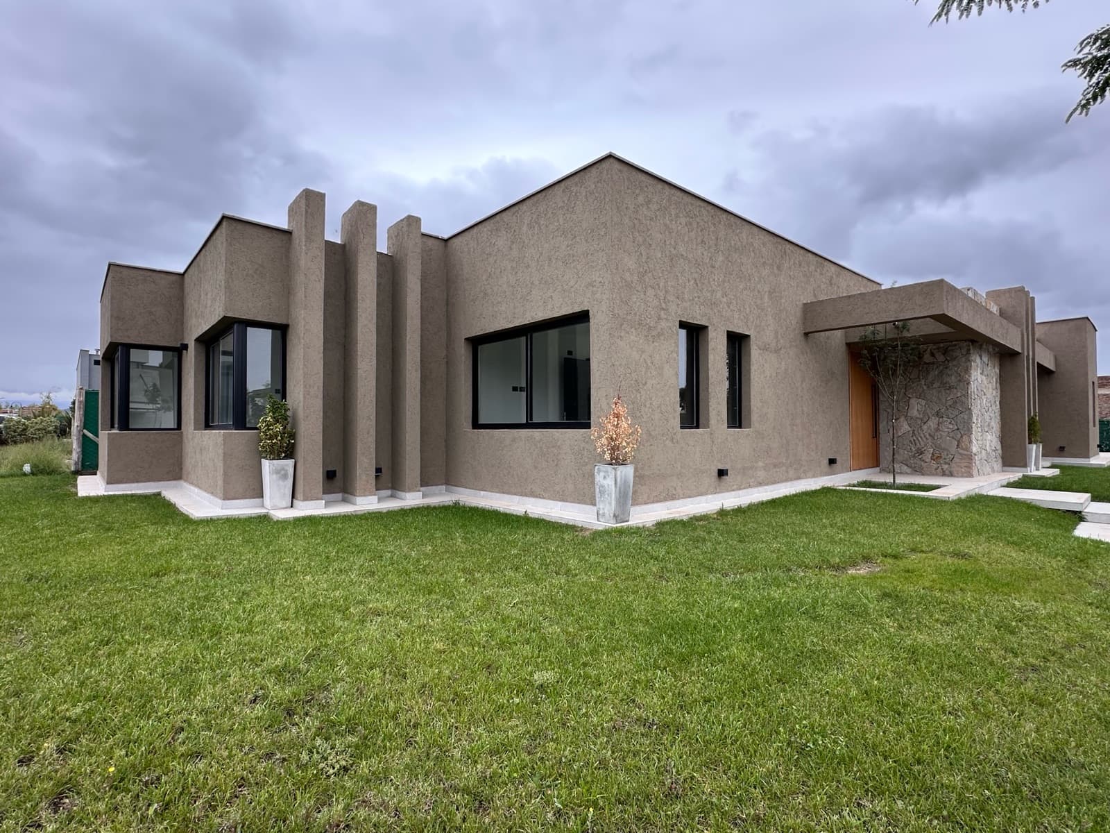 Single-story house, 3 bedrooms and 3 bathrooms