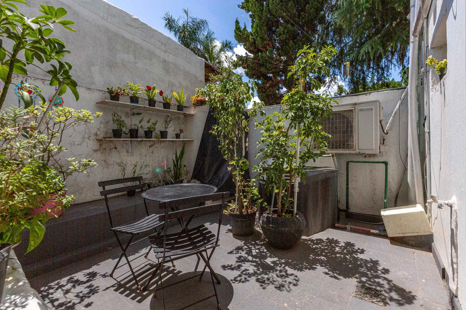 FOR SALE/EXCHANGE - 2 houses: one ground-floor unit with 2 bedrooms and another first-floor unit with 1 bedroom. South District, Rosario.