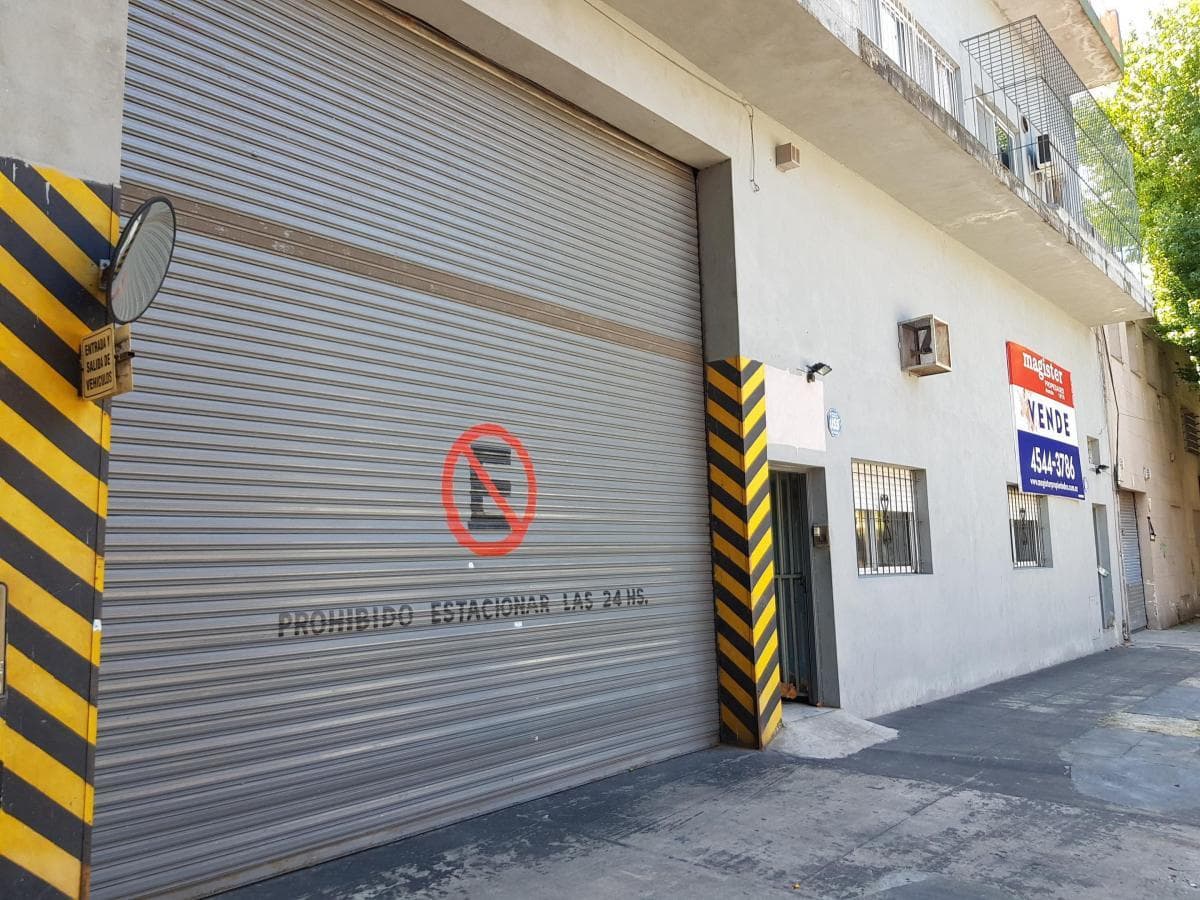 1,600 m² warehouse. Truck access. 17 x 50 m lot. USAM - Paternal.