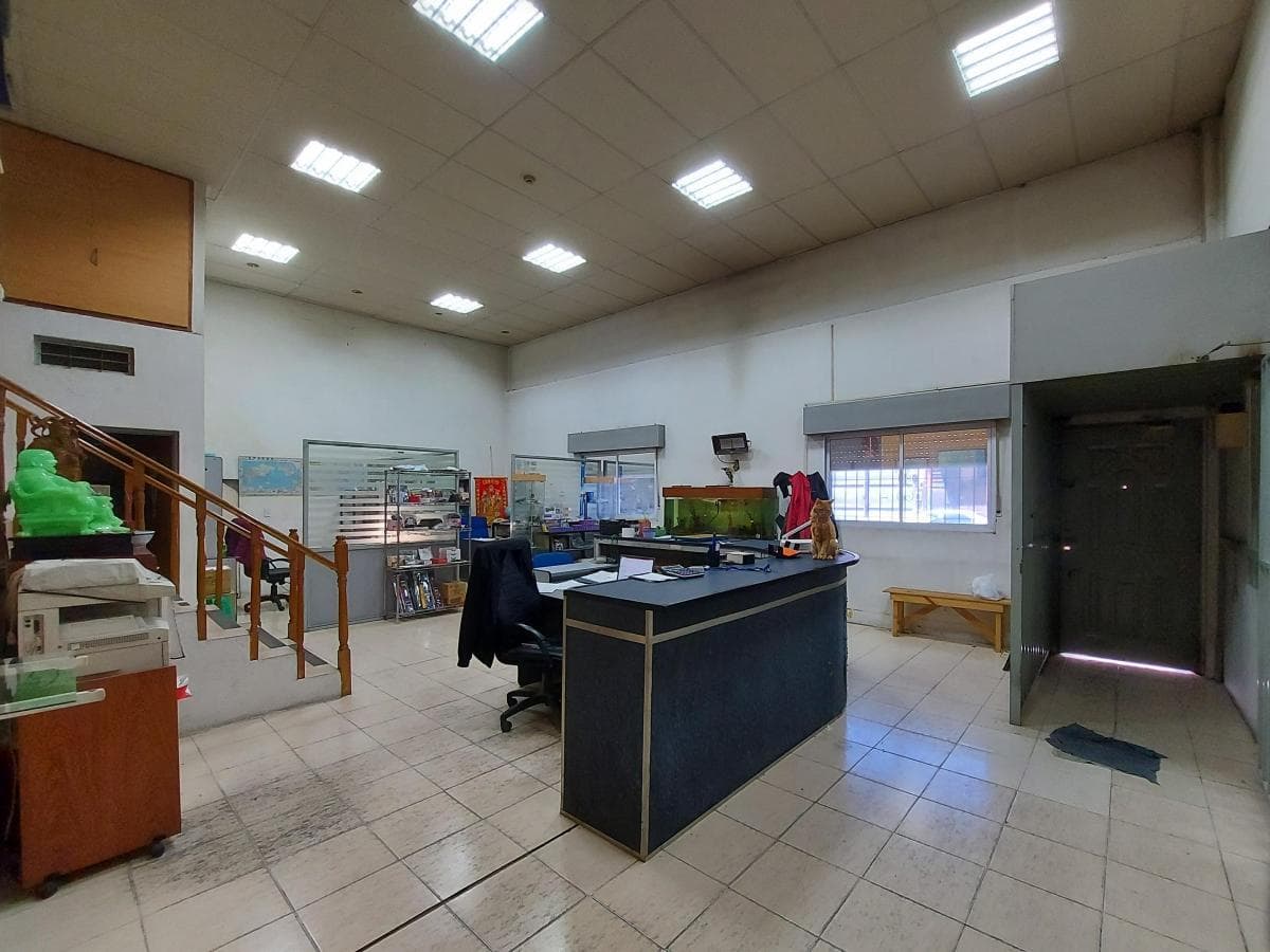 1,600 m² warehouse. Truck access. 17 x 50 m lot. USAM - Paternal.