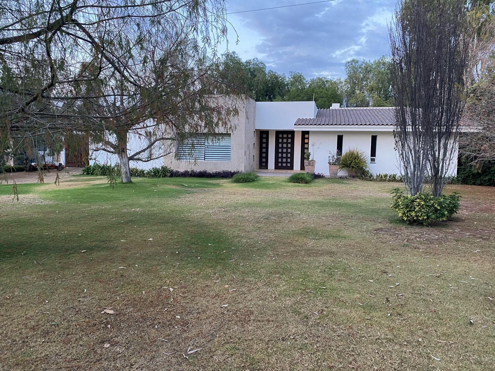 Casa en Venta en la Herradura con 3 recámaras con baño y vestidor