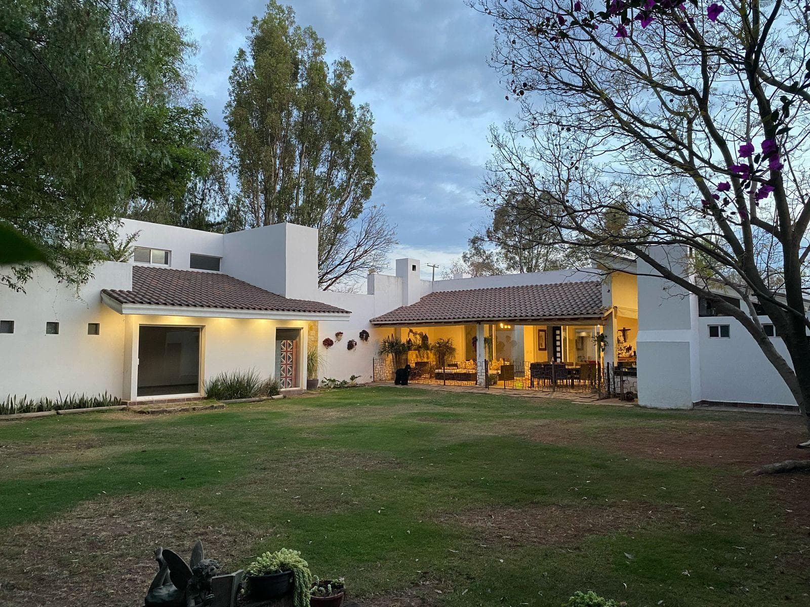 Casa en Venta en la Herradura con 3 recámaras con baño y vestidor